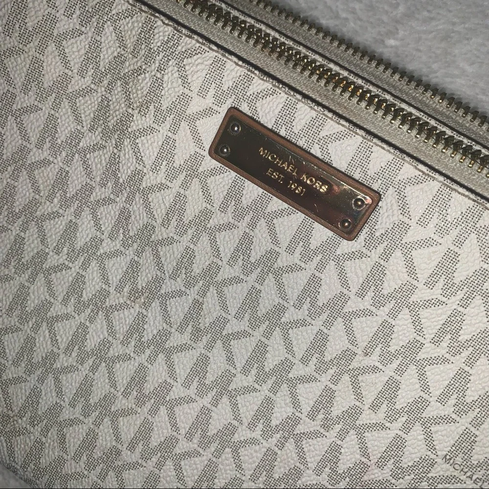 Michael Kors crossover purse - Picture 3 of 4